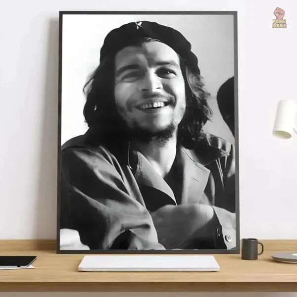 affiche-che-guevara-photo-souriante-noir-blanc-1 Affiche Che Guevara en noir et blanc avec sourire