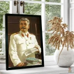Affiche communiste de Staline en costume blanc avec livres