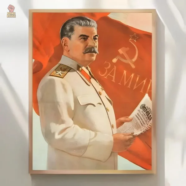 affiche-stalin-pravda-journal-drapeau-urss-1 Affiche Stalin avec drapeau URSS et logo Pravda
