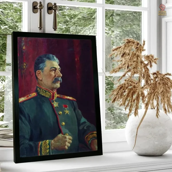 affiche-stalin-profil-uniforme-vert-fond-pourpre-1 Affiche Stalin en uniforme vert sur fond pourpre