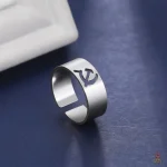 Accessoire communiste : bague ajourée en acier