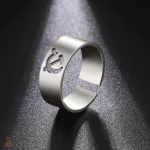 Bague métallique percée au design communiste