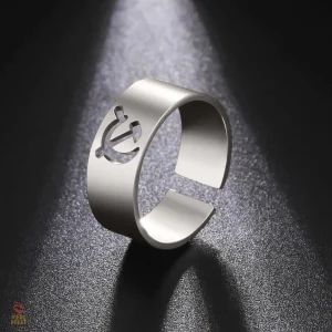 Bague métallique percée au design communiste