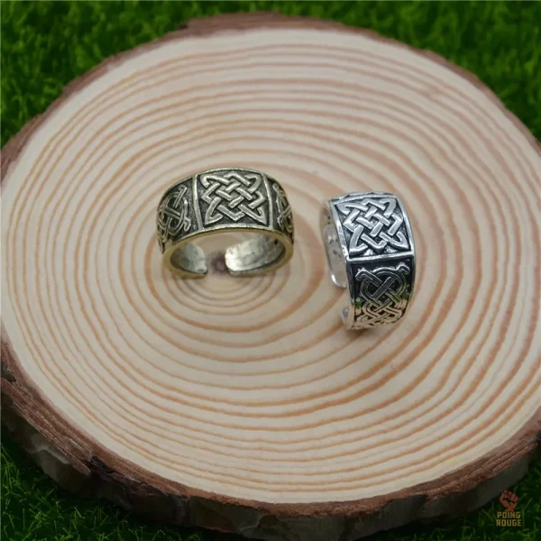 Bague nœud argentée, symbole de l'héritage slave