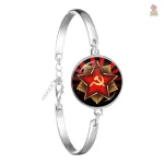 Bracelet rouge avec motif étoile, symbole du communisme