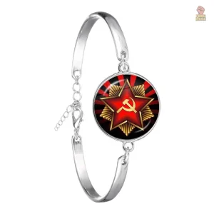 Bracelet rouge avec motif étoile, symbole du communisme