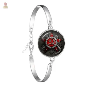Bracelet avec marteau et faucille, accessoire engagé