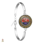 Bracelet doré avec symbole de la faucille et du marteau