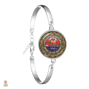 Bracelet doré avec symbole de la faucille et du marteau