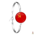 Bracelet rouge avec emblème communiste, style unique et engagé