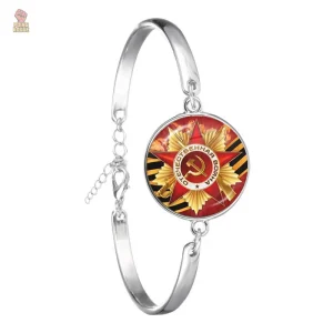 Bracelet inspiré du communisme et de l'histoire militaire