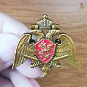 Broche aigle bicéphale dorée sur bouclier rouge