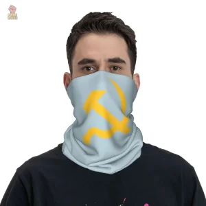 Accessoire communiste, cache-cou bleu clair et motif faucille jaune