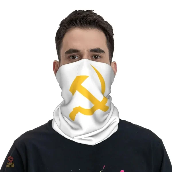 Accessoire communiste, cache-cou jaune avec motif marteau sur blanc