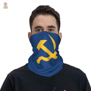 Accessoire communiste, cache-cou jaune sur toile bleue