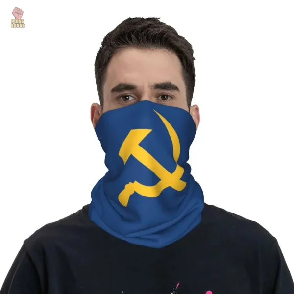 Accessoire communiste, cache-cou jaune sur toile bleue