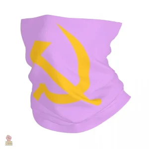 Cache-cou jaune avec motif marteau sur fond rose
