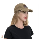 Casquette multicolore évoquant l'histoire militaire soviétique