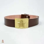 Accessoire en cuir avec boucle décorative en laiton