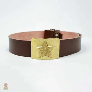 Accessoire en cuir avec boucle décorative en laiton