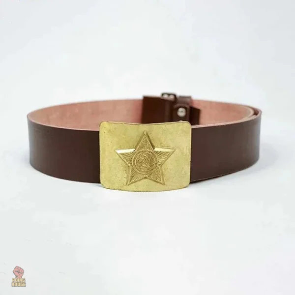 Accessoire en cuir avec boucle décorative en laiton