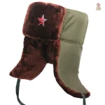 Chapeau traditionnel russe avec badge