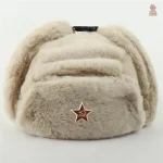 Chapeau d'hiver avec broderies soviétiques