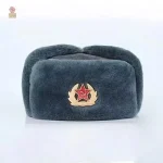 Chapeau d'hiver russe traditionnel avec ornements