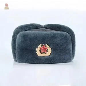 Chapeau d'hiver russe traditionnel avec ornements