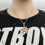 Bijou étoilé en rouge, symbole de rébellion et d'engagement