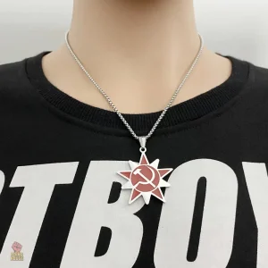 Bijou étoilé en rouge, symbole de rébellion et d'engagement