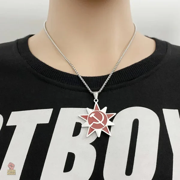 Bijou étoilé en rouge, symbole de rébellion et d'engagement