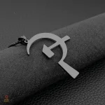 Pendentif communiste noir avec symbole faucille et marteau