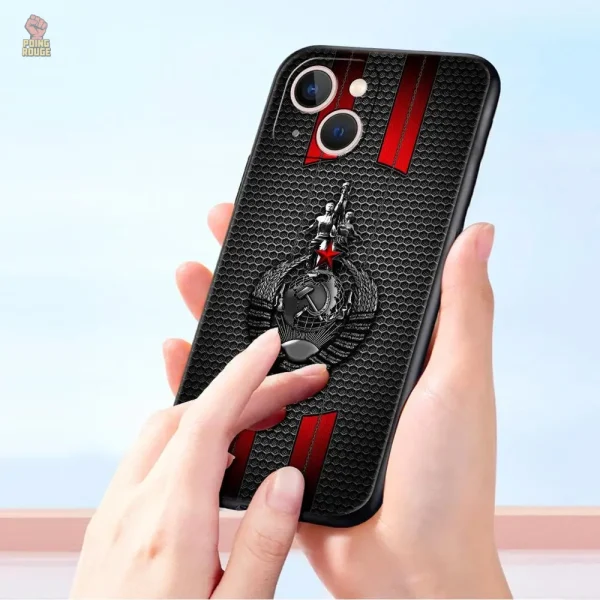 Coque en acier aux influences communistes marquantes