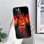 Coque iPhone illustrée d'un ours en milieu alpin