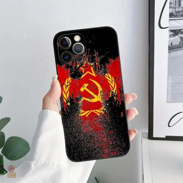 Coque iPhone illustrée d'un ours en milieu alpin