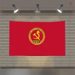 Drapeau rouge sobre avec badge circulaire CCCP minimaliste
