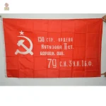 Drapeau communiste emblématique avec symboles de l'Union soviétique