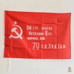 Drapeau rouge orné de la faucille et du marteau, style ondulé