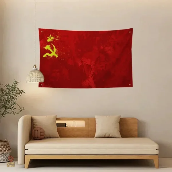 Drapeau communiste avec motifs du marteau et de la faucille