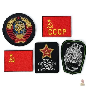 Insigne communiste avec étoile dorée sur fond rouge
