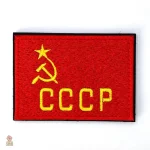 Ecusson noir avec étoile rouge et texte russe distinctif
