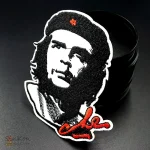 Détail du portrait de Che Guevara sur écusson rouge