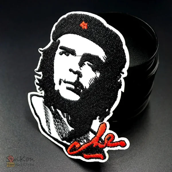 Détail du portrait de Che Guevara sur écusson rouge