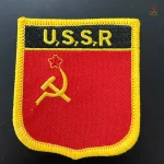 Ecusson URSS avec bouclier, faucille et marteau sur fond rouge