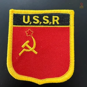 Ecusson URSS avec bouclier, faucille et marteau sur fond rouge