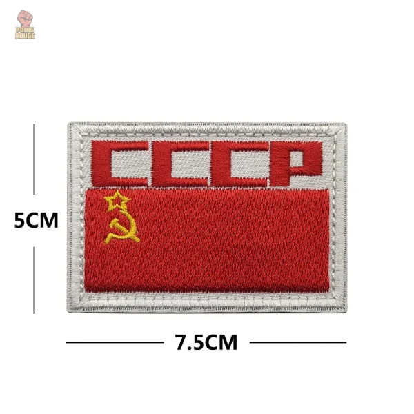 Drapeau rouge emblématique sur écusson communiste