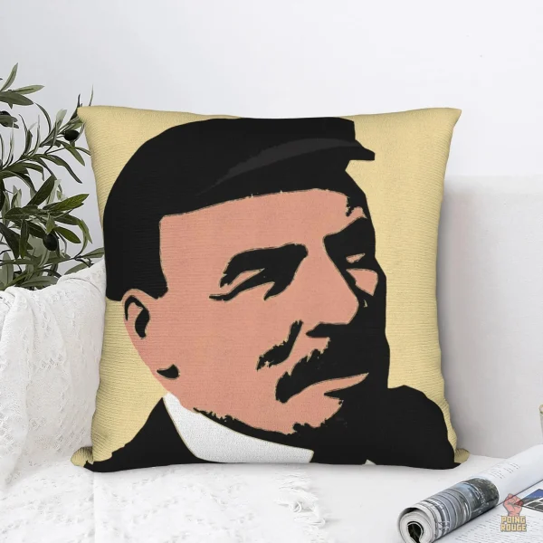 Coussin avec discours de Lenine, bras levé