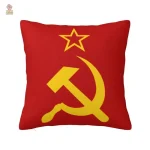 Coussin avec inscription rouge et aigle