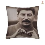Coussin avec illustration de Staline sur fond rouge vif